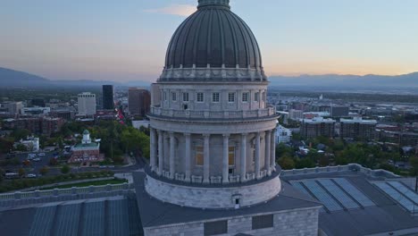 Utah-State-Capitol-Mit-Wunderschönem-Blick-Auf-Die-Moderne-Skyline-Von-Salt-Lake-City-Nach-Sonnenuntergang