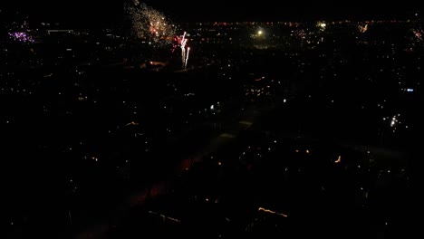 Feuerwerk,-Das-Nachts-Losgeht,-Um-Das-Neue-Jahr-Zu-Feiern