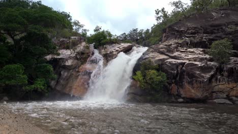 Schöner-Rauschender-Wasserfall,-Emerald-Creek-Falls,-Nord-queensland,-Australien