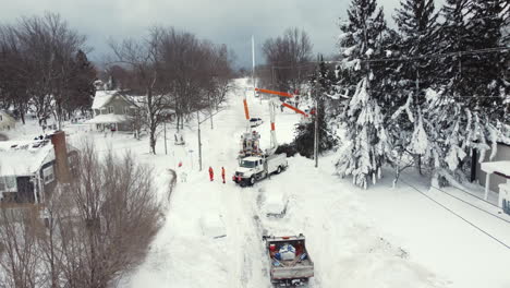 Fort-Erie-municipal-electricians-use-truck-cranes-to-fix-damaged-power-lines---North-American-winter-storm