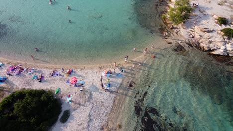 Menschen-Im-Urlaub-Sommerurlaub-Am-Mittelmeerstrand-Von-Chalkidiki-Im-Norden-Griechenlands