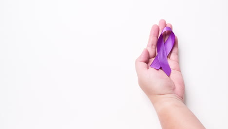 Detail-of-a-male-hand-holding-a-light-purple-ribbon-on-a-white-background