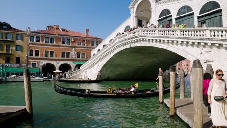 Reisende-Auf-Der-Belebten-Rialtobrücke-In-Der-Historischen-Stadt-Venedig,-Italien
