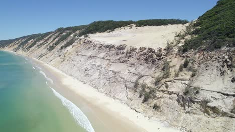 Playa-Escénica-Y-Dunas-De-Arena-En-Rainbow-Beach,-Queensland,-Australia---Toma-Aérea-De-Drones