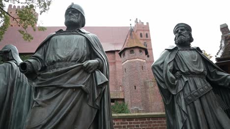 Estatuas-Del-Castillo-De-Malbork-En-Polonia