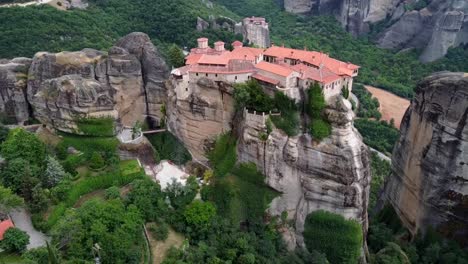 Impresionante-Paisaje-De-Monasterios-En-Lo-Alto-De-Picos-Verticales-En-Meteora,-Grecia