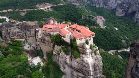 Monastery-of-Varlaam---Historic-Orthodox-Monastery-Built-On-Rocky-Precipice-In-Meteora,-Greece
