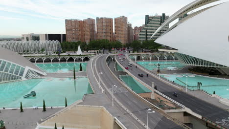 Straßen-Mit-Fahrenden-Fahrzeugen-In-Der-Stadt-Der-Künste-Und-Wissenschaften-In-Valencia,-Spanien---Luftdrohnenaufnahme