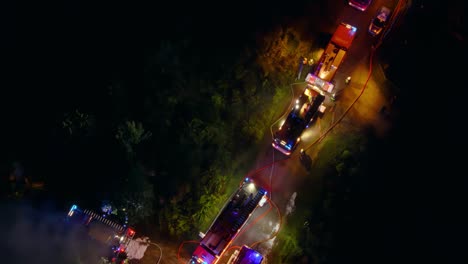 Feuerwehrleute-Bekämpfen-Flammen-In-Der-Dunklen-Nacht