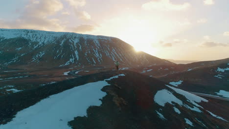 Vista-Aérea-Pasando-Fotógrafo-Capturando-Impresionante-Grindavíkurbær-Grindavik-Islandés-Paisaje-Del-Valle-De-La-Montaña-Del-Amanecer