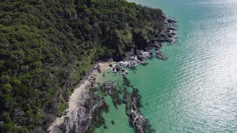Agua-De-Mar-Cristalina-Y-Playa-Prístina-En-Double-Island-Point,-Cooloola,-Queensland