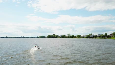 Drone-shot-of-speedy-boat-in-a-urban-lake