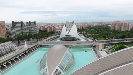 Architektonischer-Komplex-In-Der-Stadt-Der-Künste-Und-Wissenschaften-In-Valencia,-Spanien---Luftdrohnenaufnahme