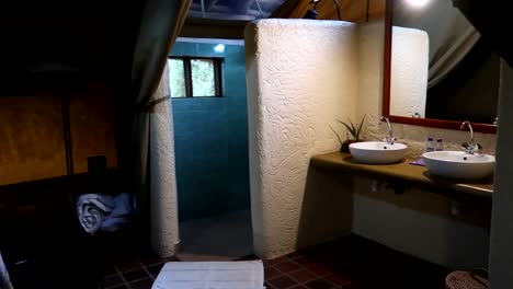 Schwenk-über-Ein-Komplettes-Badezimmer-In-Einem-Luxuszelt-Im-Tarangire-Nationalpark