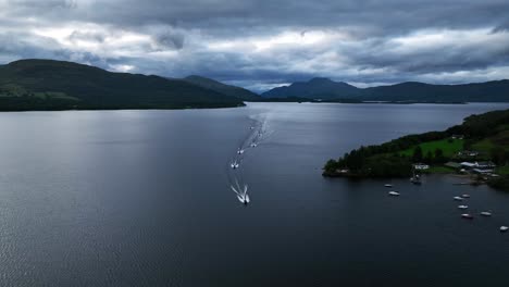 Luftaufnahme-Von-Booten,-Die-Sich-Auf-Loch-Lomond-In-Schottland-Nähern
