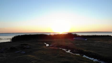 Schöner-Sonnenaufgang-über-Dem-Ruhigen-Wasser-Des-Sees