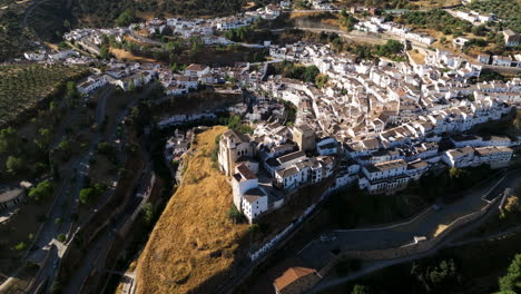 Weißes-Dorf-Setenil-De-Las-Bodegas-In-Der-Region-Andalusien,-Spanien---Drohnenaufnahme-Aus-Der-Luft