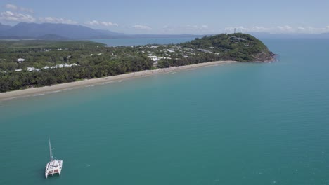 Yate-Catamarán-En-El-Océano-Sereno-De-La-Playa-De-Cuatro-Millas,-North-Qld,-Australia