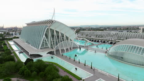 Luftaufnahme-Des-Architektonischen-Komplexes-Der-Stadt-Der-Künste-Und-Wissenschaften-In-Valencia,-Spanien