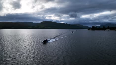 Filmische-Nahaufnahme-Schwenken-Um-Boote-Herum,-Die-Auf-Loch-Lomond-In-Schottland-Fahren