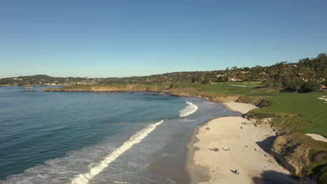 Pebble-Beach-Golf-course-meets-beach-in-Carmel,-California