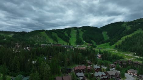 Vista-Of-Whitefish-Mountain-Resort-With-Evergreen-Nature-Landscape-In-Montana,-United-States