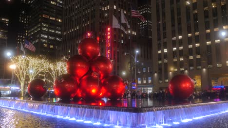 Giant-Red-Christmas-Balls-Ornaments-In-A-Fountain-At-Manhattan-During-Night-In-New-York,-USA