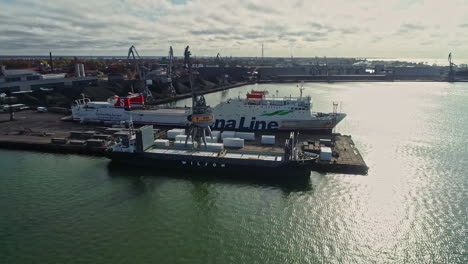 Luftbild-Zeigt-Containerschiff-Und-Stena-Line-Cruiser,-Die-Im-Hafen-Von-Liepaja,-Lettland-Andocken