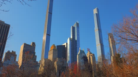 Wolkenkratzer-Unter-Blauem-Himmel-Blick-Vom-Central-Park-In-New-York-City,-Usa