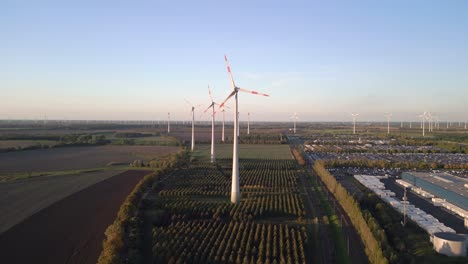 Agradable-Vista-Aérea-Vuelo-Dron-Flotante-De-Un-Campo-De-Rueda-De-Turbina-Eólica-En-Brandeburgo-Alemania-En-El-Día-De-Verano-De-2022
