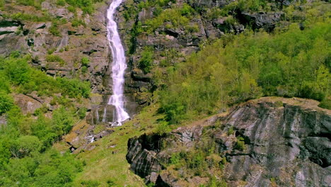 Wasserfall-Auf-Einer-Klippe-In-Einem-Bergwald---Luftbild