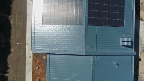 Paneles-Solares-Iluminados-Por-La-Luz-Del-Sol-En-La-Azotea,-Vista-Aérea-De-Arriba-Hacia-Abajo