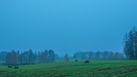 Atemberaubender-Zeitraffer-Des-Nebels,-Der-Sich-Im-Herbst-Durch-Die-Felder-Einer-Farm-Bewegt