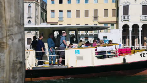 Pasajeros-En-El-Ferry-Navegando-En-El-Gran-Canal-Durante-El-Día-Soleado-En-Venecia,-Italia