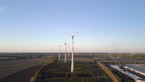 Hermoso-Vuelo-Con-Vista-Aérea-Levanta-Un-Dron-De-Un-Campo-De-Ruedas-De-Turbinas-Eólicas-En-Brandeburgo,-Alemania,-En-El-Día-De-Verano-De-2022