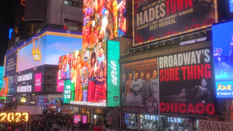 überfüllte-Straße-Und-Hell-Erleuchtete-Digitale-Werbetafeln-Am-Times-Square-In-New-York-Bei-Nacht