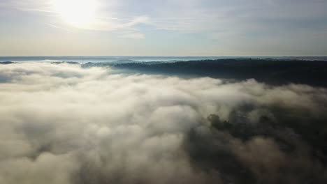 Langsamer-Luftschwenk-über-Großes-Grünes-Ackerland-Und-Tief-Sitzende-Wolken-Inmitten-Des-Blauen-Himmels-Von-Kentucky
