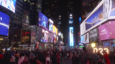 Nachts-überfüllter-Times-Square,-Beleuchtet-Von-Hellen-Neonlichtern-Und-Werbetafeln