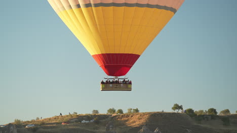 Hot-Air-Balloon-and-People-in-Basket-Flying-Above-Cappadocia,-Turkey