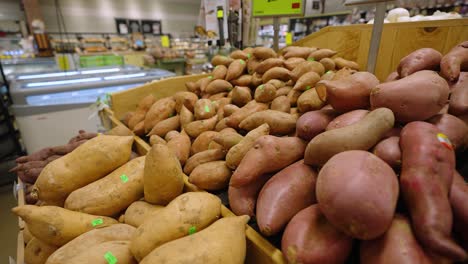 Papas-Y-Batatas-En-Exhibición-En-Una-Tienda-De-Comestibles