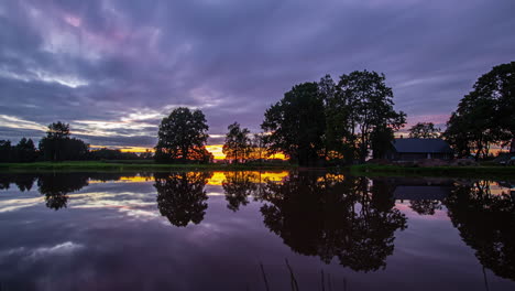 Perfekte-Spiegelreflexionen-Auf-Klarem-Wasser-Eines-Sees-Bei-Sonnenaufgang-Bis-Sonnenuntergang