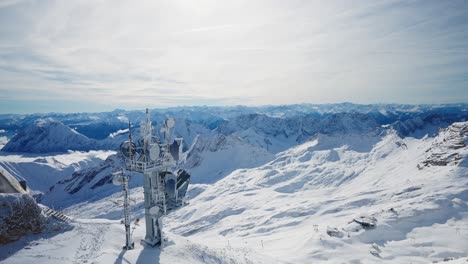 Telefon--Und-Funkmast-Auf-Dem-Schneebedeckten-Berg-Im-Winter-Auf-Der-Zugspitze-In-Den-Alpen