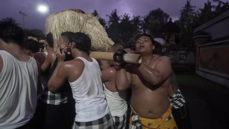 Balinese-people-celebrate-Galungan-Kuningan