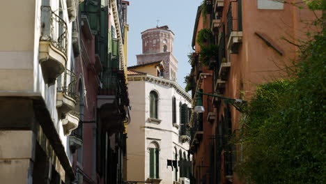Typische-Fassadenfassade-Von-Gebäuden-An-Einem-Schmalen-Straßenkanal-In-Venedig,-Italien