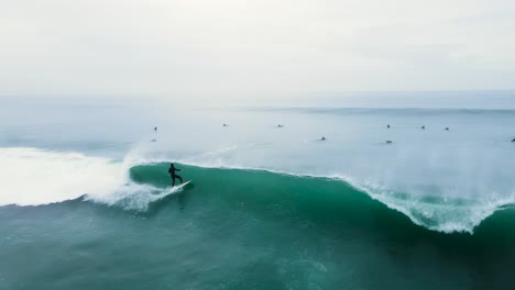 Surfista-Lanzando-Una-Ola-En-Carlsbad