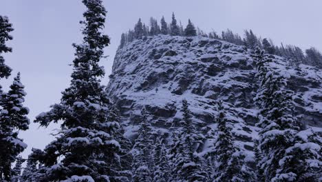 Pico-De-La-Montaña-En-El-Parque-Nacional-De-Banff,-Invierno,-4k