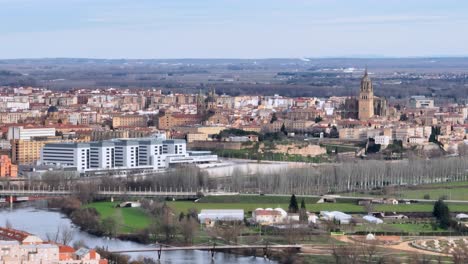 Vista-Panorámica-De-Salamanca,-España,-Desde-Arriba,-Incluyendo-Toda-La-Ciudad