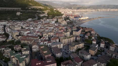 Salerno-Luftbild-Direkt-An-Stadt-Und-Meer