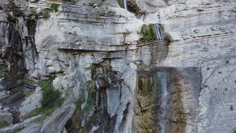 Wasserfall-Mit-Wenig-Strömung-In-Den-Aragonesischen-Pyrenäen,-Spanien