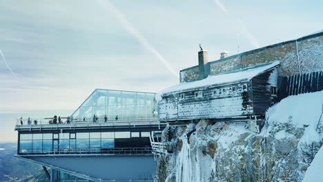 Zugspitze-Gipfelgebäude-Durch-Ein-Fenster-Auf-Einem-Berggipfel-In-Den-Alpen-Im-Winter-Mit-Schnee-Und-Felsen